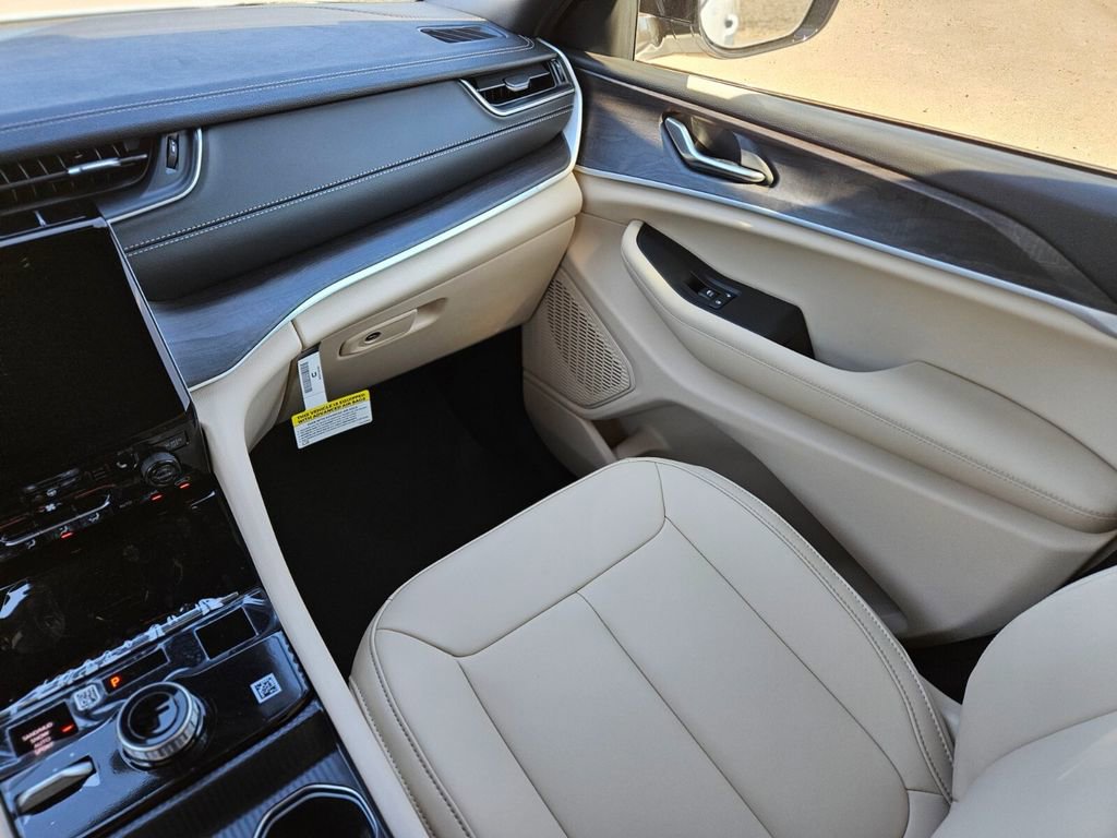 New 2025 Jeep Grand Cherokee Limited image 15