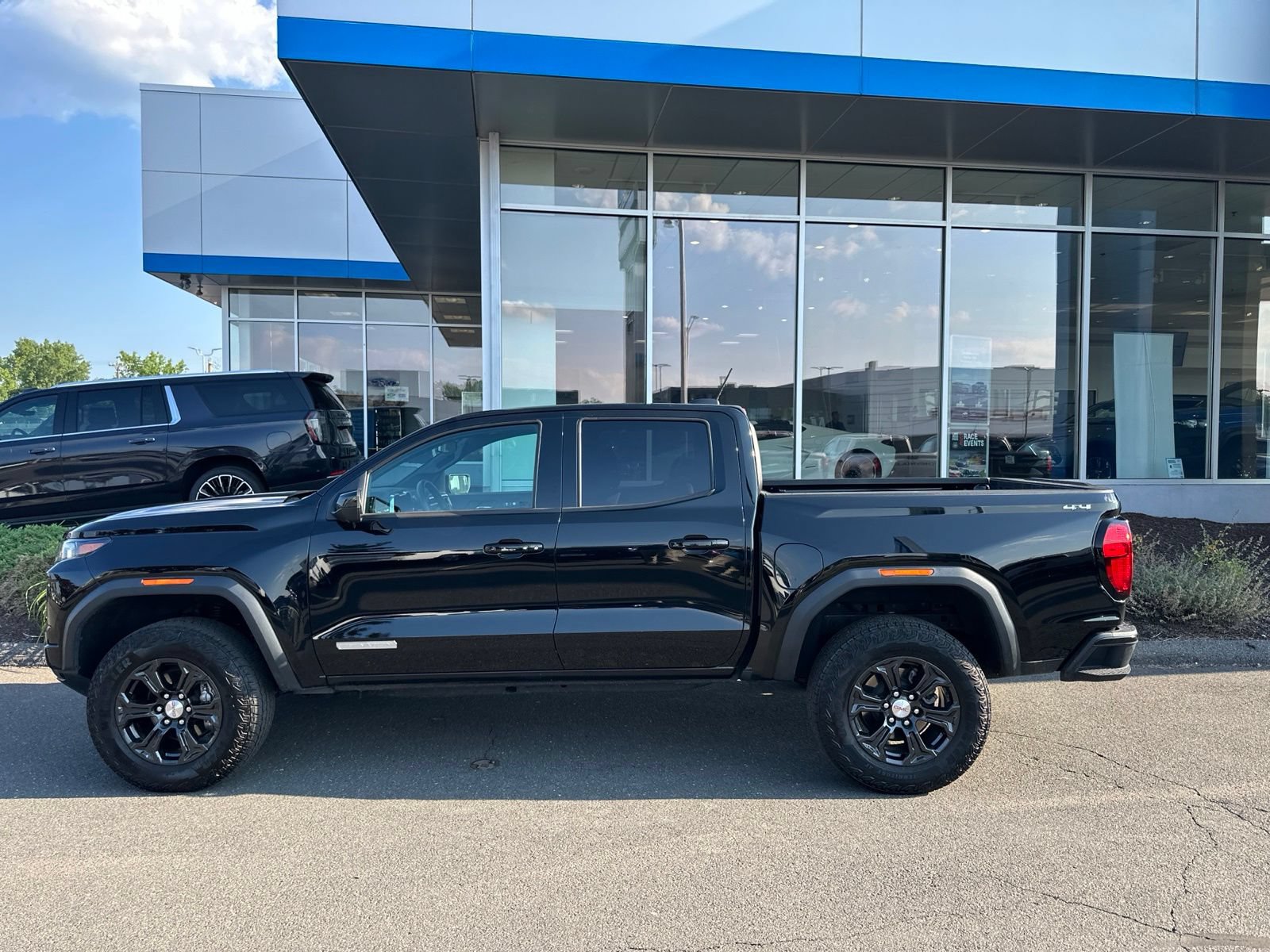 Used 2024 GMC Canyon Elevation w/ Elevation Premium Package AWD/4WD image 8