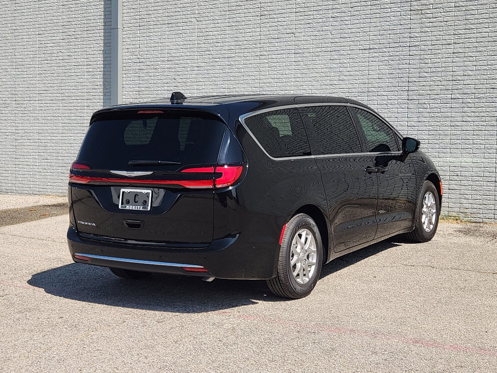 New 2025 Chrysler Pacifica Select image 4