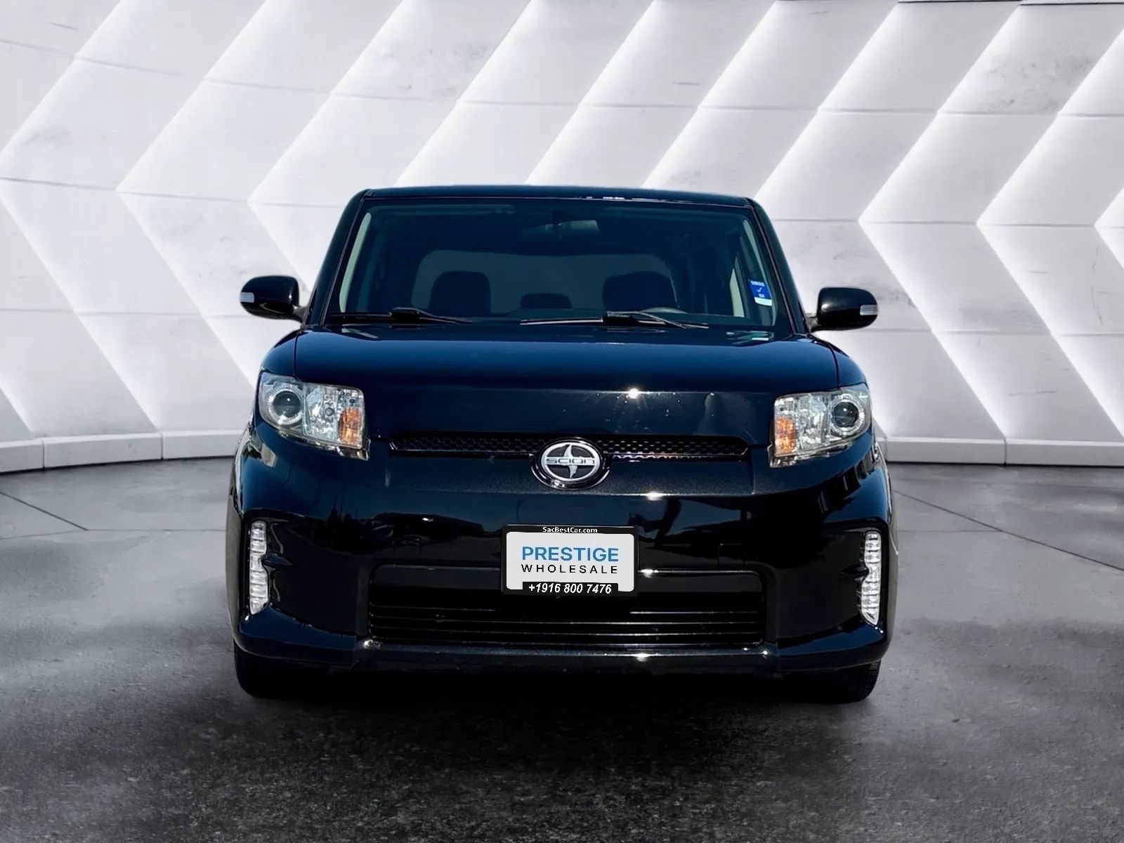 Used 2014 Scion xB FWD image 2