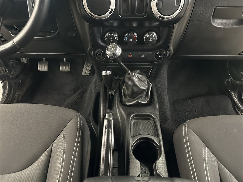 Used 2015 Jeep Wrangler Rubicon w/ Power Convenience Group AWD/4WD image 21