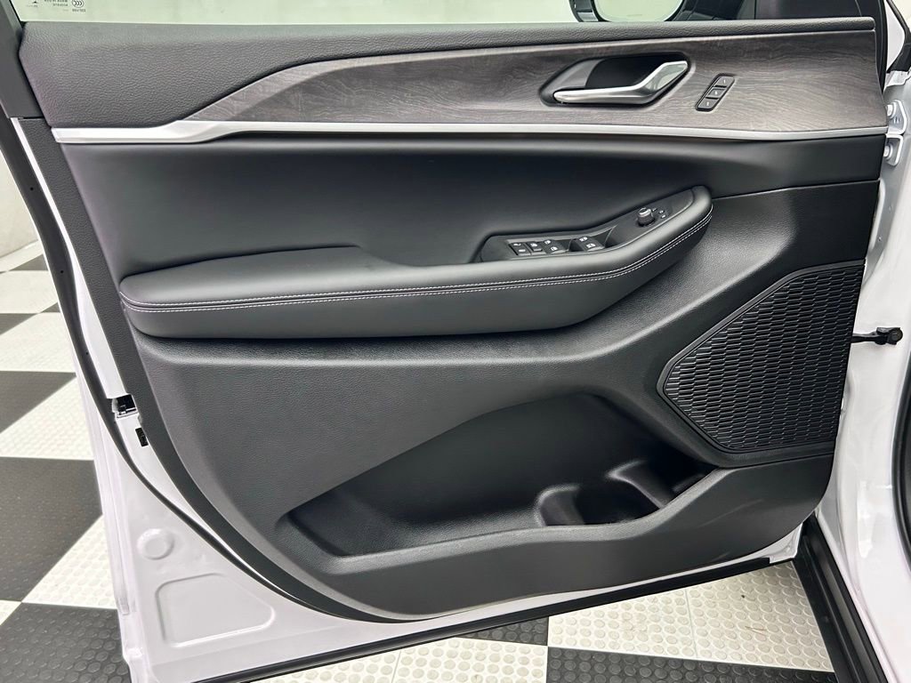 New 2025 Jeep Grand Cherokee Limited w/ Luxury Tech Group II image 13