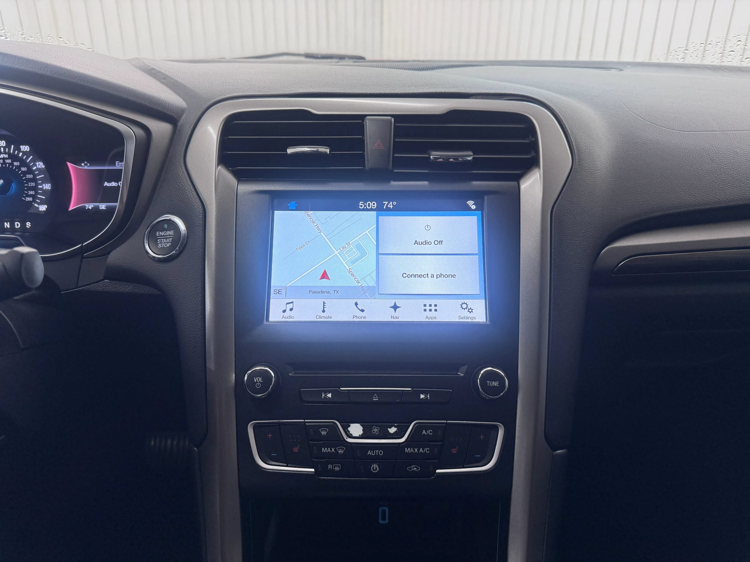 Used 2017 Ford Fusion SE w/ Fusion SE Technology Package FWD image 18