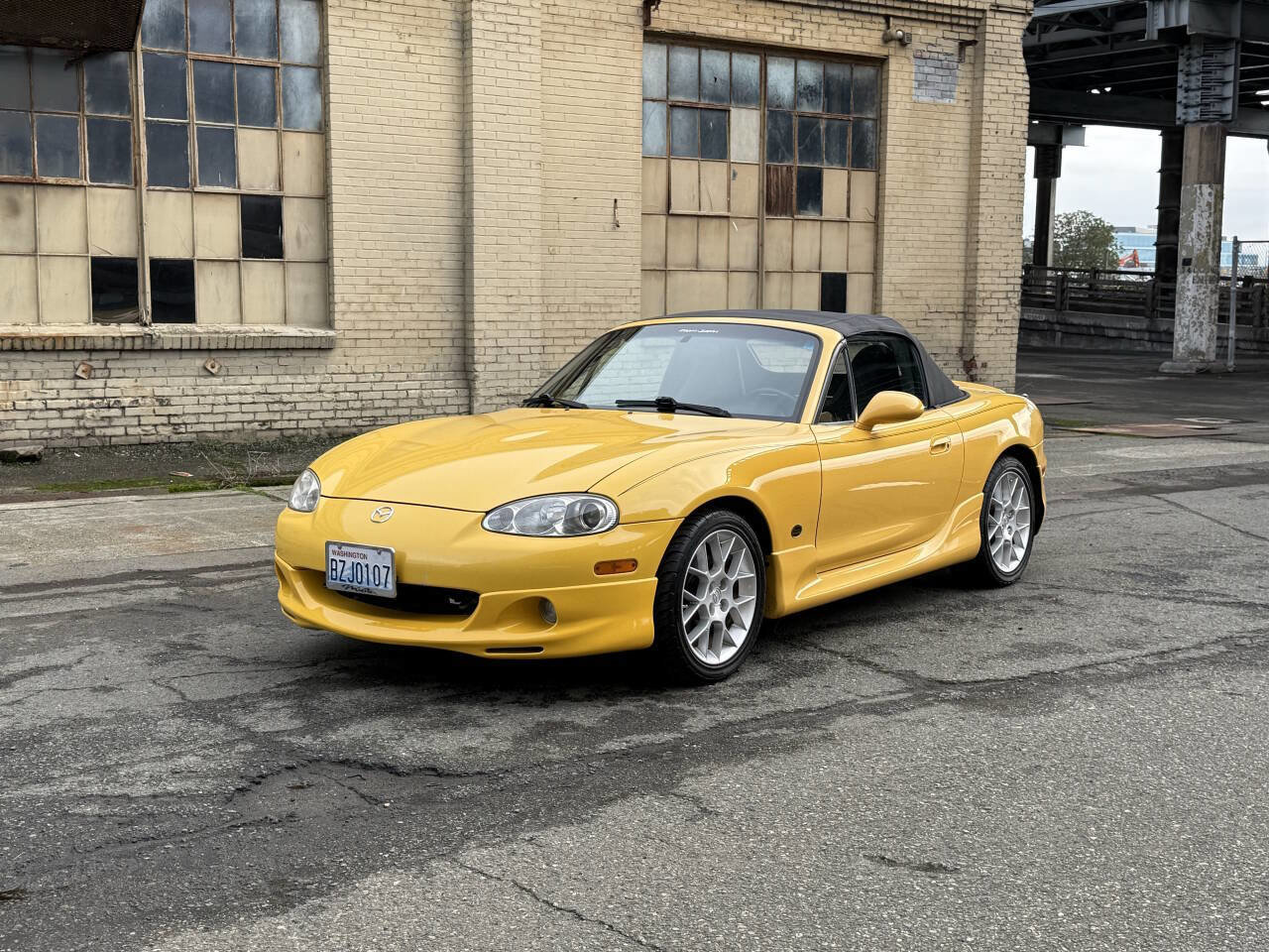 Used 2002 MAZDA MX-5 Miata SE image 2