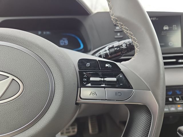 Certified 2025 Hyundai Elantra Sport image 18