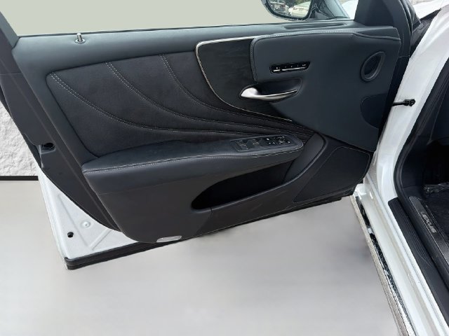 Used 2022 Lexus LS 500 w/ Accessory Package (Z2) RWD image 21
