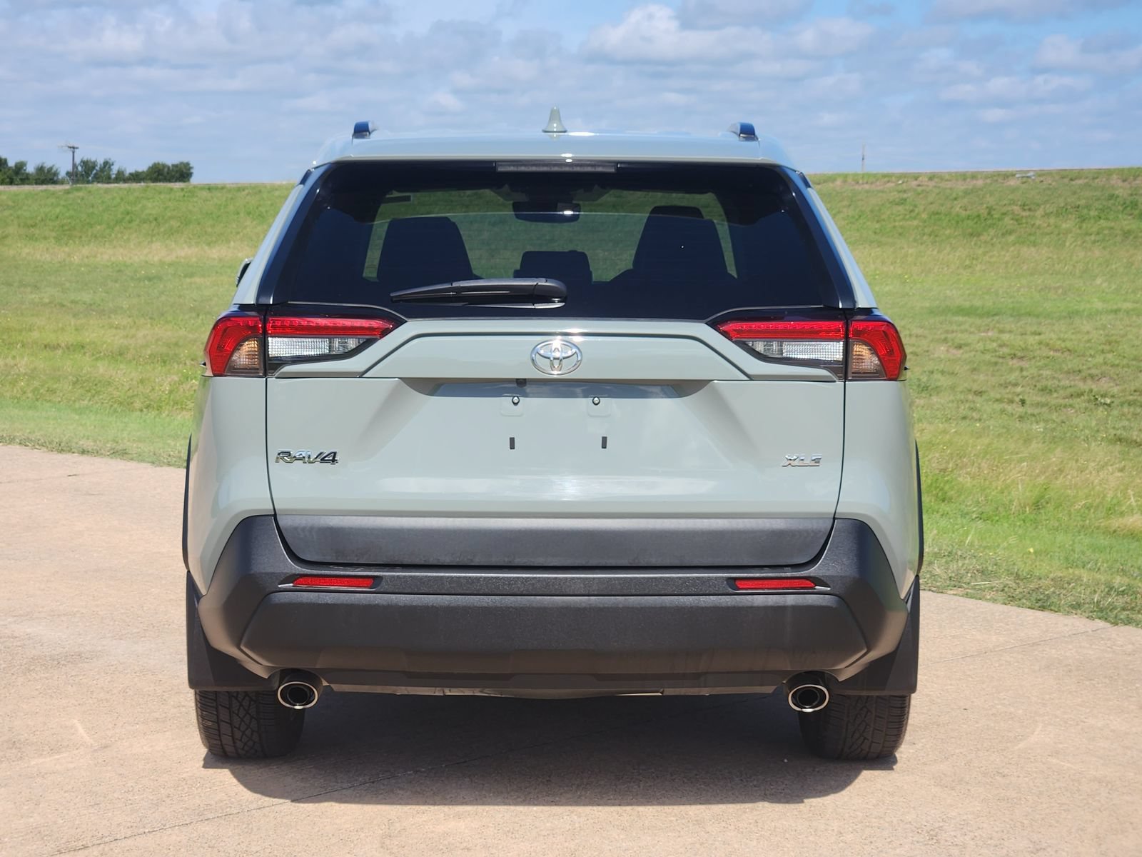Used 2023 Toyota RAV4 XLE Premium FWD image 8