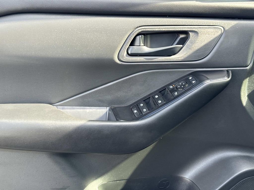 Used 2025 Nissan Rogue S image 18