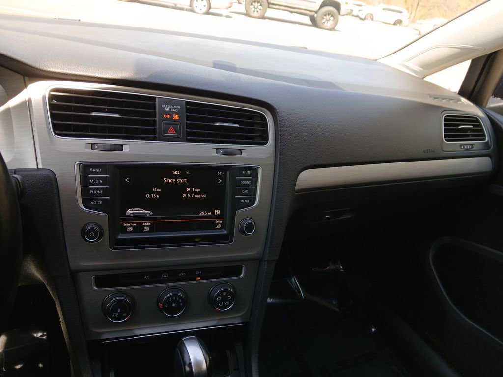 Used 2016 Volkswagen Golf S image 27
