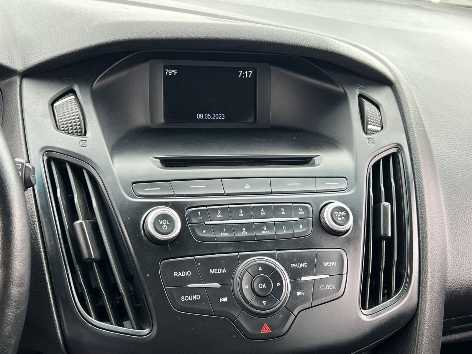 Used 2015 Ford Focus SE w/ SE Cold Weather Package FWD image 18