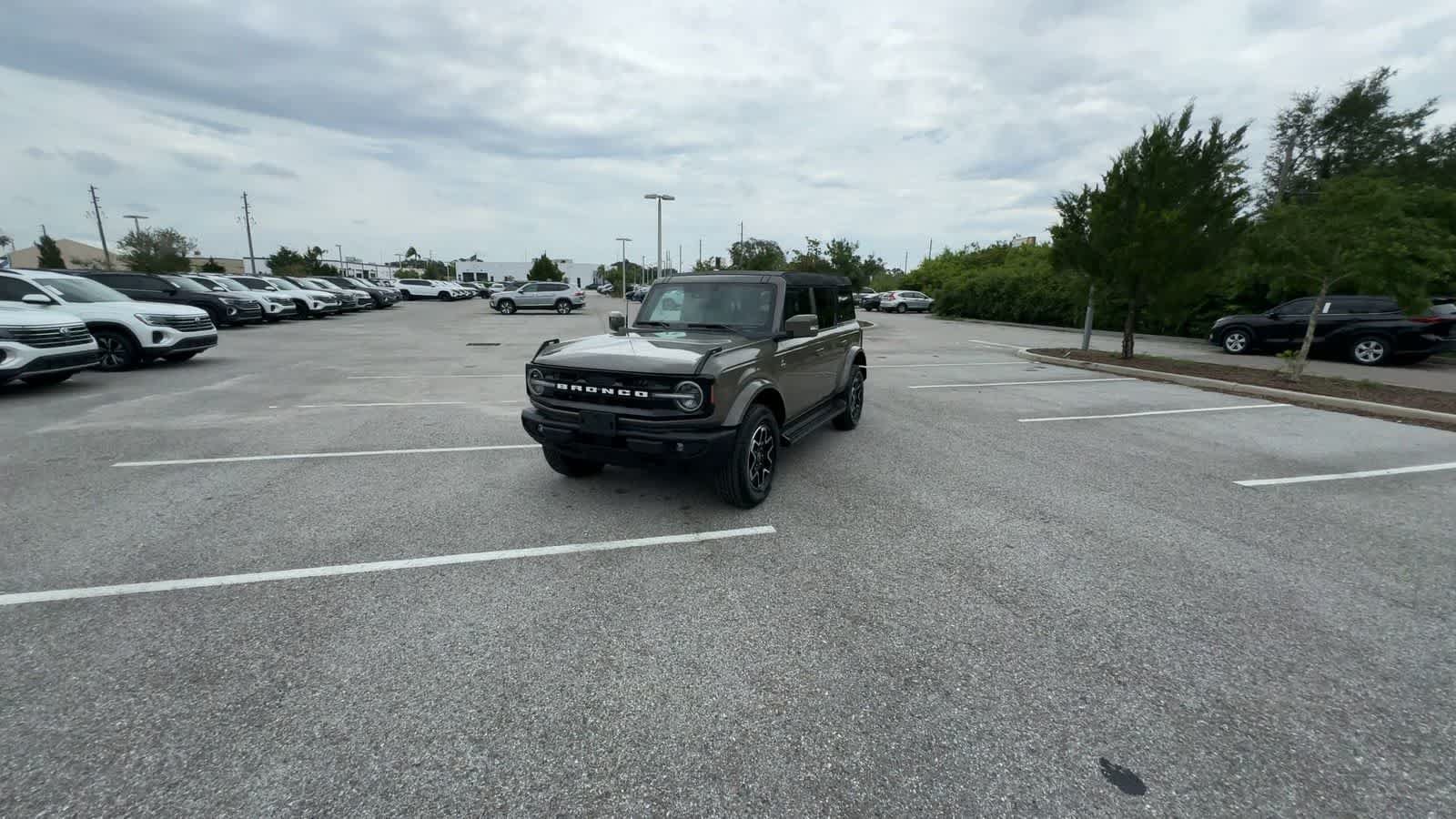 Used 2025 Ford Bronco Outer Banks AWD/4WD image 3