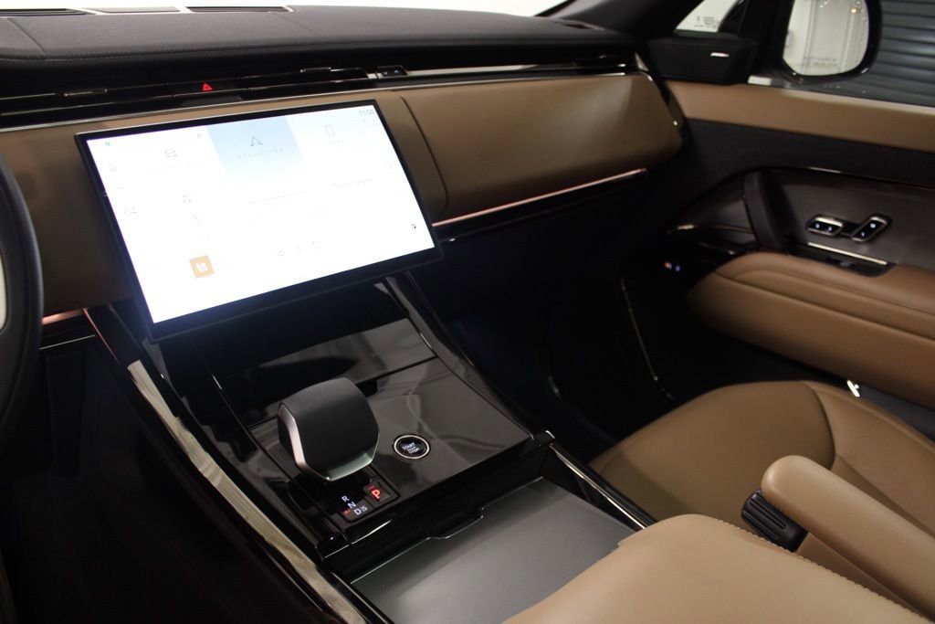 Used 2025 Land Rover Range Rover Sport SE image 25