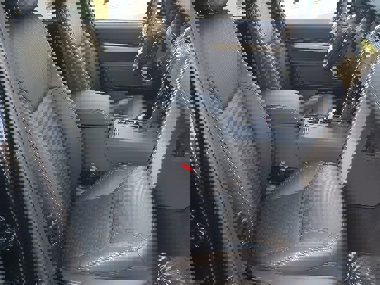 Used 2025 Land Rover Discovery Dynamic SE AWD/4WD image 23