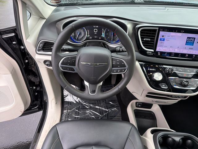 Used 2024 Chrysler Pacifica Touring-L FWD image 13