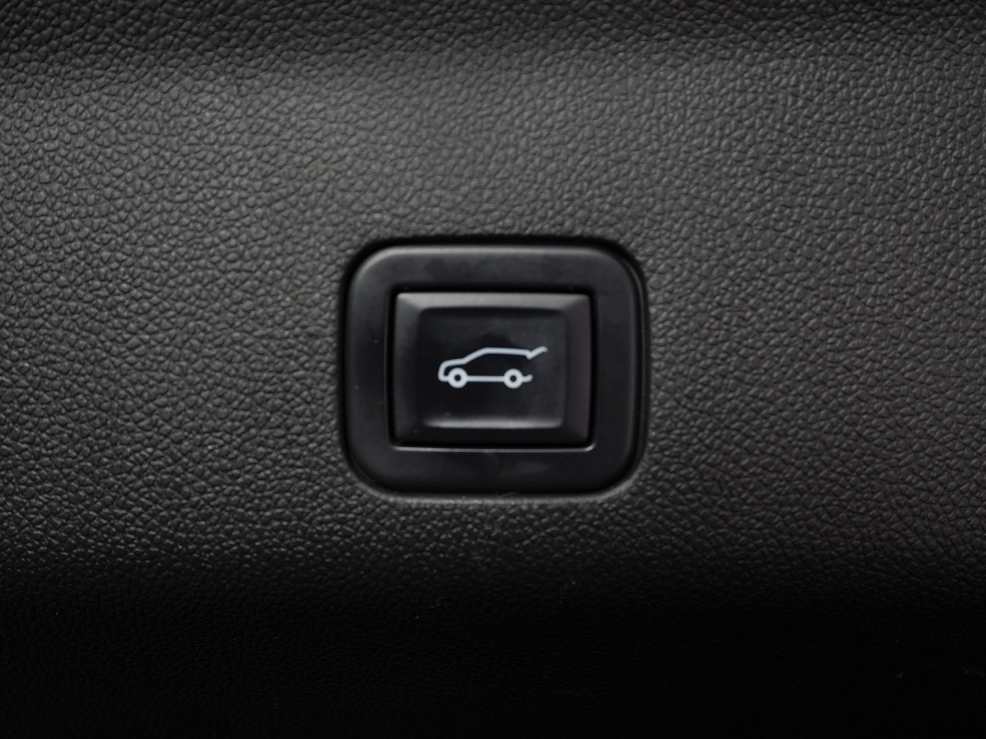 Used 2022 GMC Yukon Denali RWD image 13