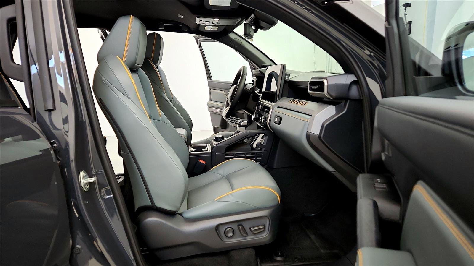 Used 2025 Toyota 4Runner Trailhunter image 17