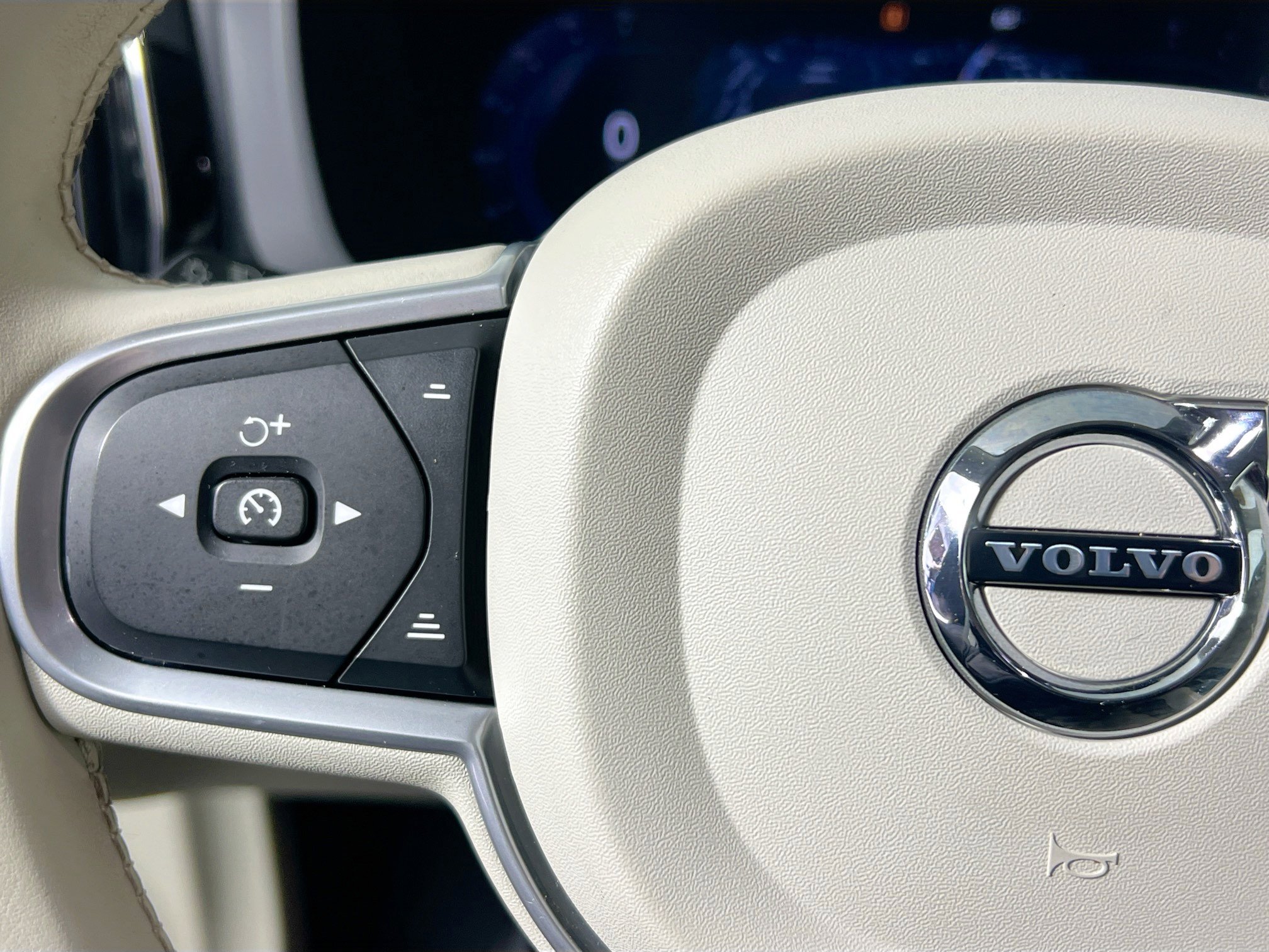 Used 2022 Volvo XC60 B5 Momentum image 18