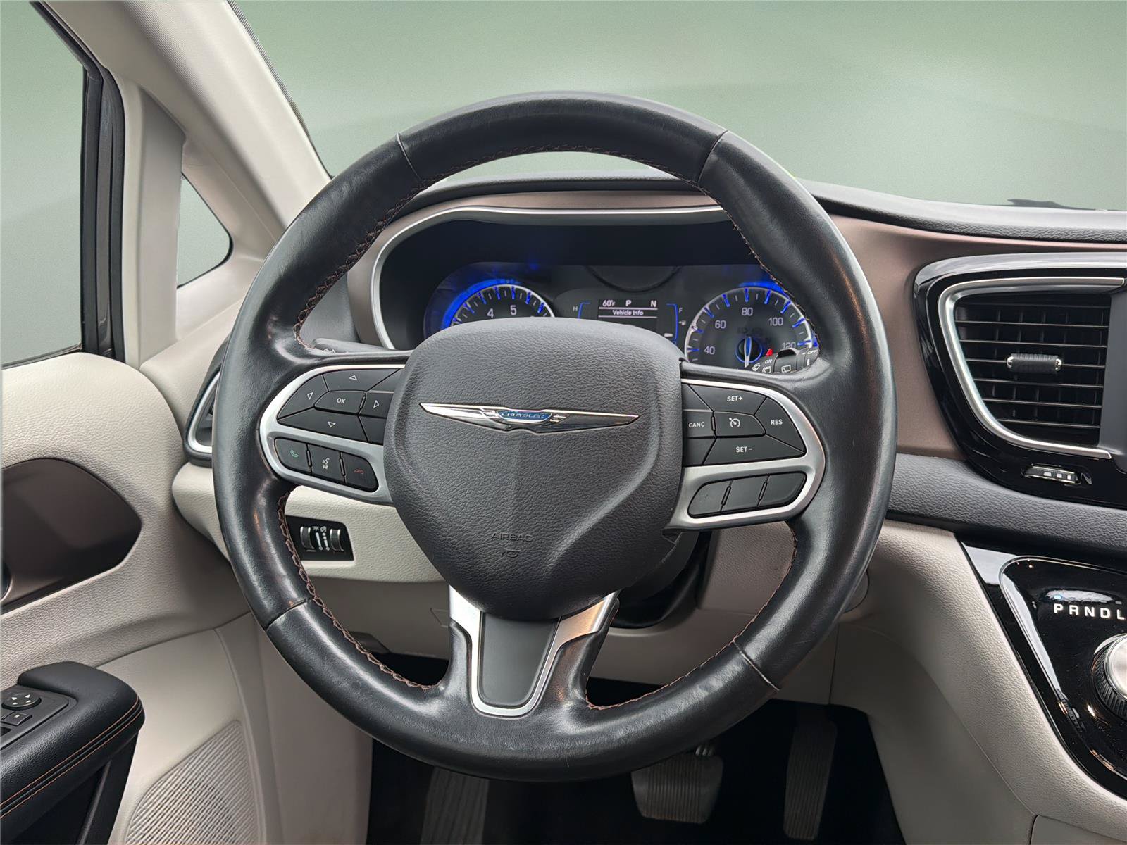 Used 2019 Chrysler Pacifica Touring-L FWD image 11