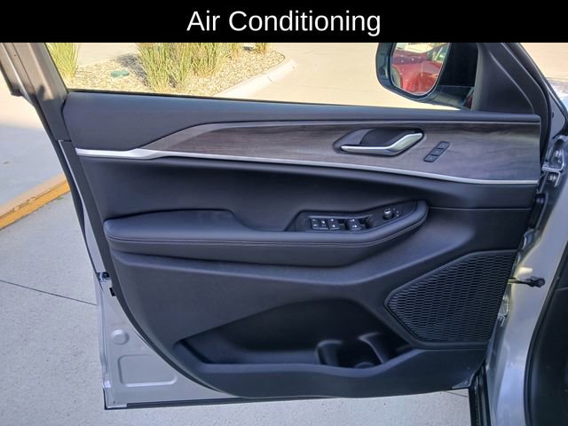 New 2025 Jeep Grand Cherokee Limited image 12