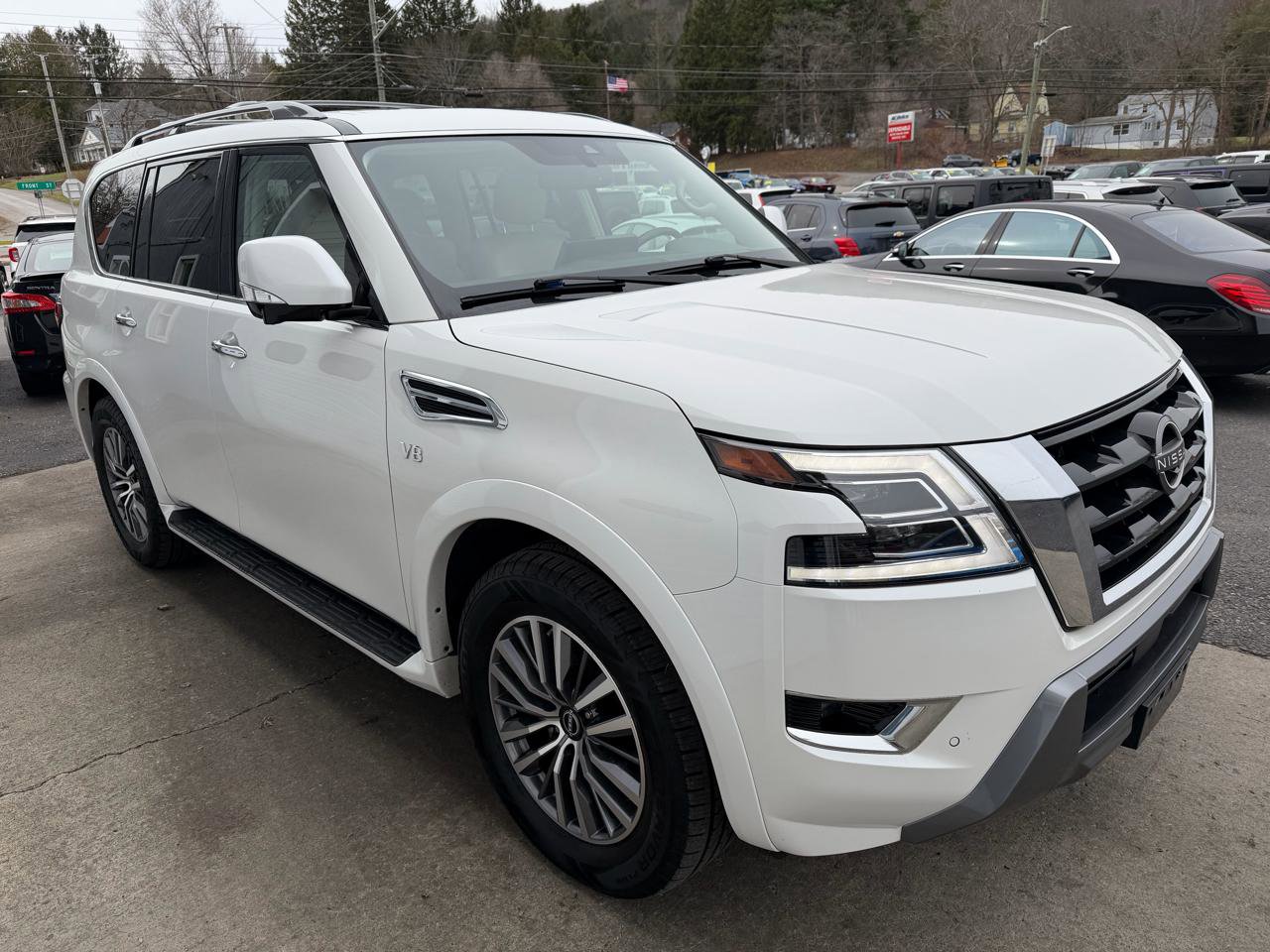 Used 2022 Nissan Armada SL w/ Captain's Chairs Package image 3