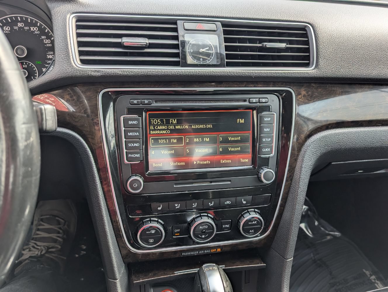 Used 2015 Volkswagen Passat 3.6 SEL Premium FWD image 22