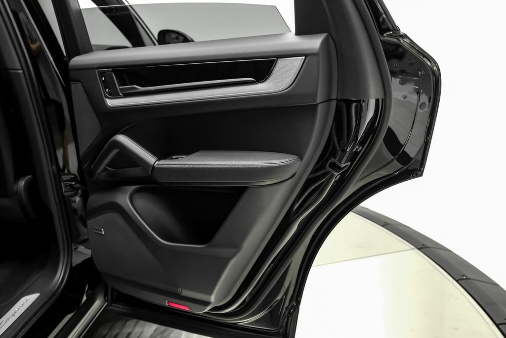 Used 2024 Porsche Cayenne AWD/4WD image 48