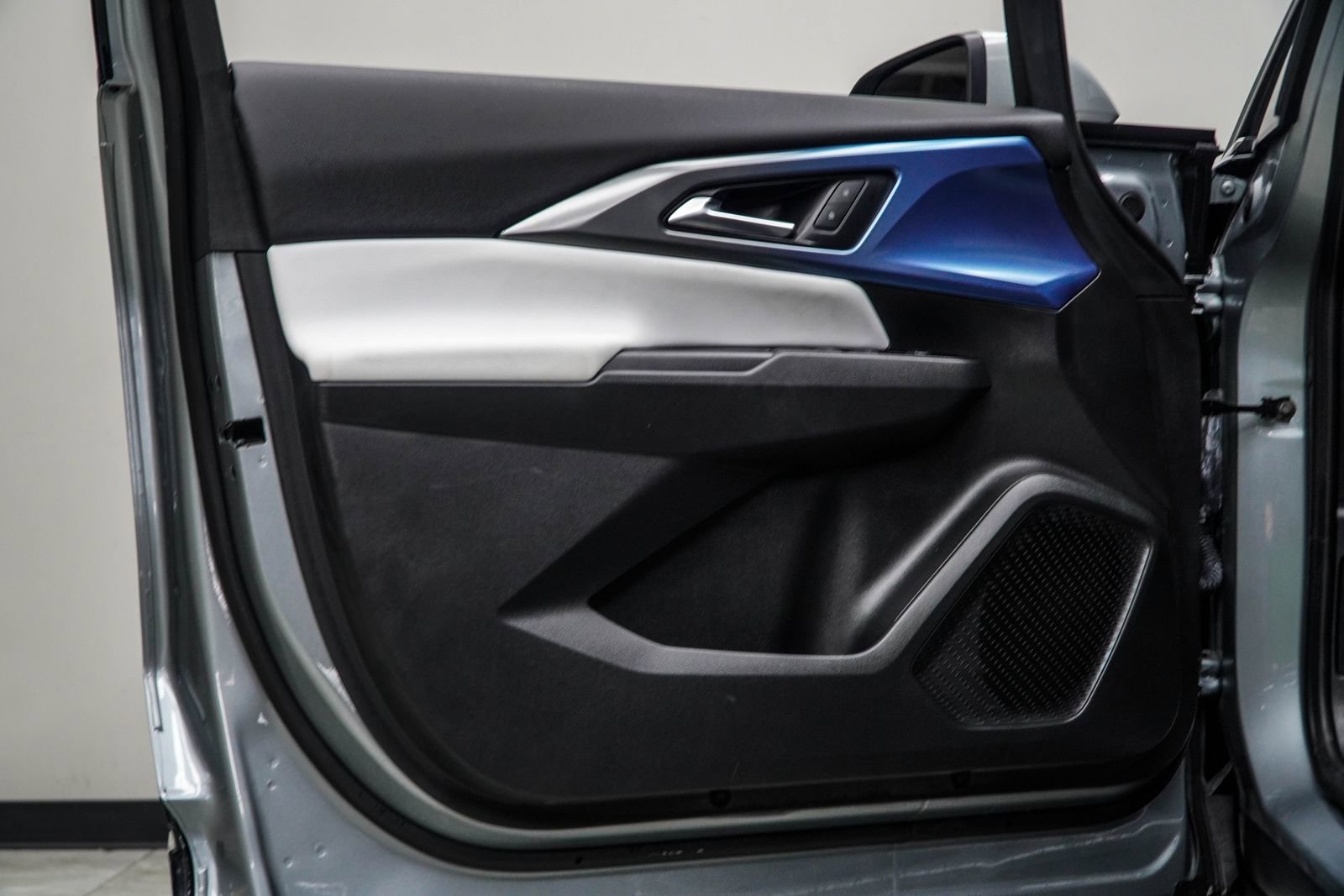 Used 2025 Chevrolet Equinox EV LT w/ LPO, All-Weather Mat Package FWD image 32