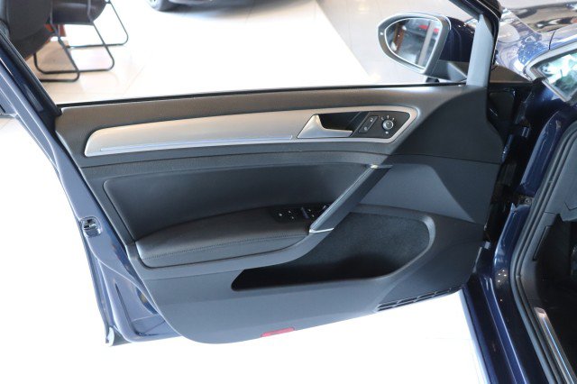 Used 2016 Volkswagen e-Golf SEL Premium image 30