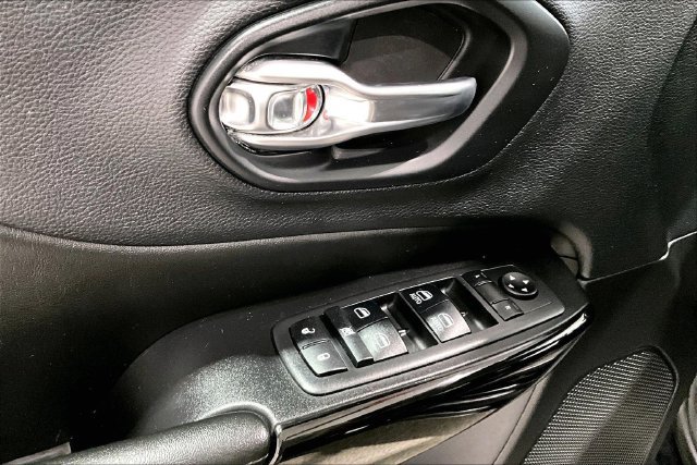 Used 2019 Jeep Cherokee Latitude w/ Comfort & Convenience Group AWD/4WD image 45