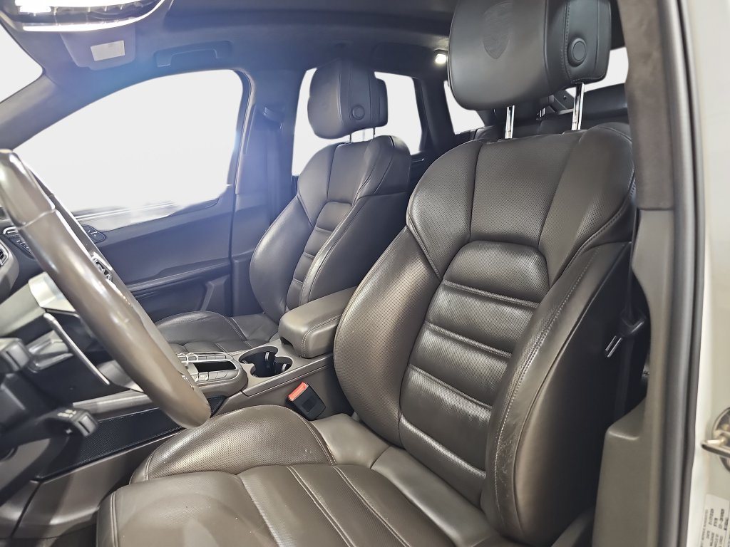 Used 2016 Porsche Macan Turbo AWD/4WD image 18