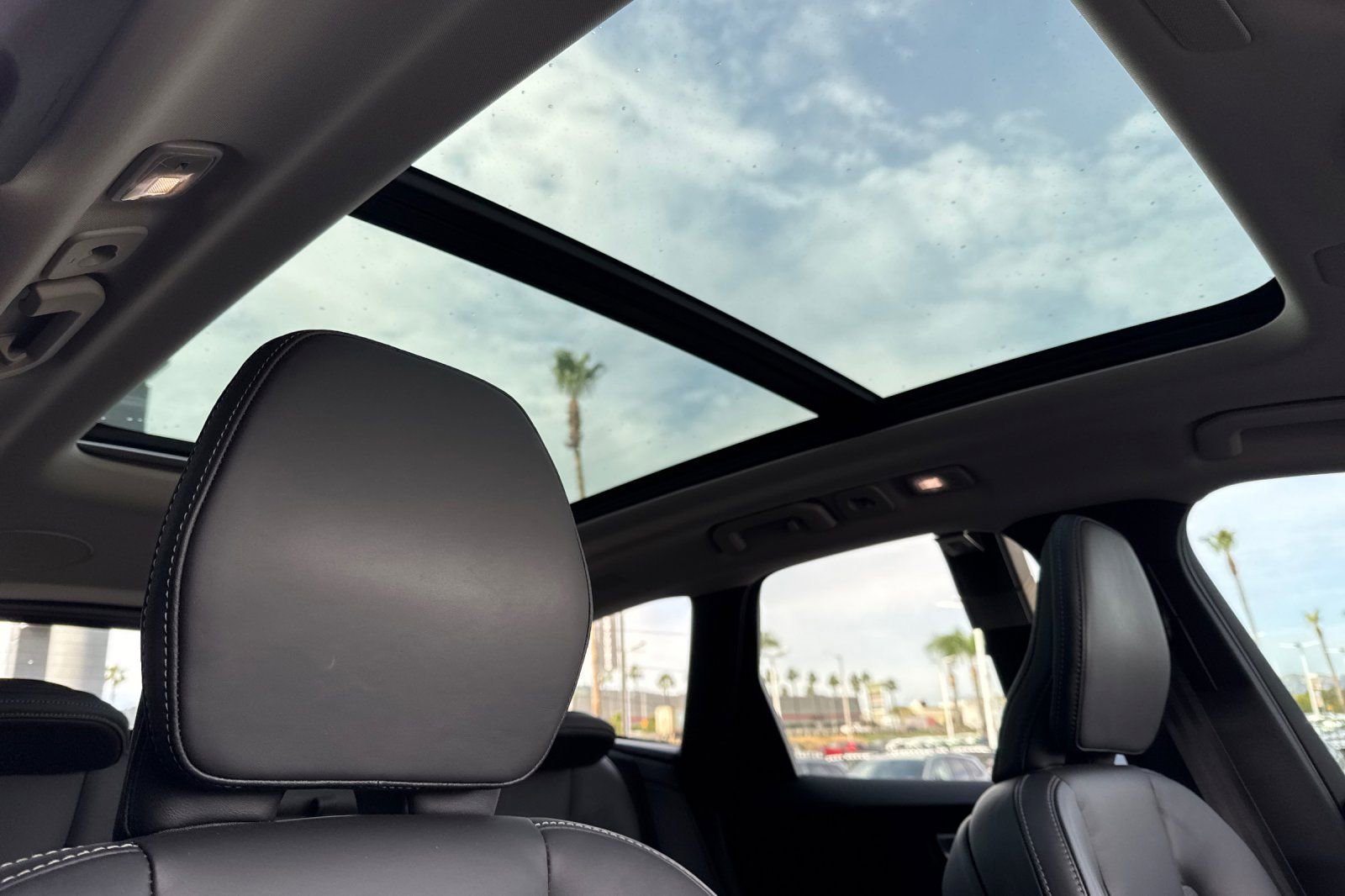 Used 2023 Volvo XC60 T8 Ultimate w/ Protection Package Premier image 17