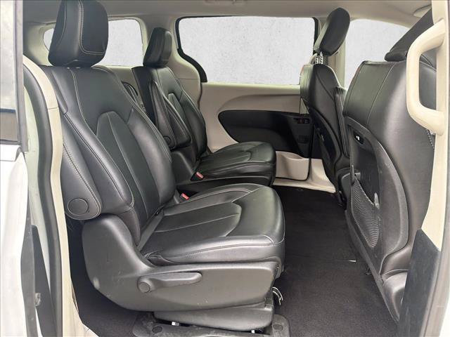 Used 2024 Chrysler Pacifica Limited FWD image 4