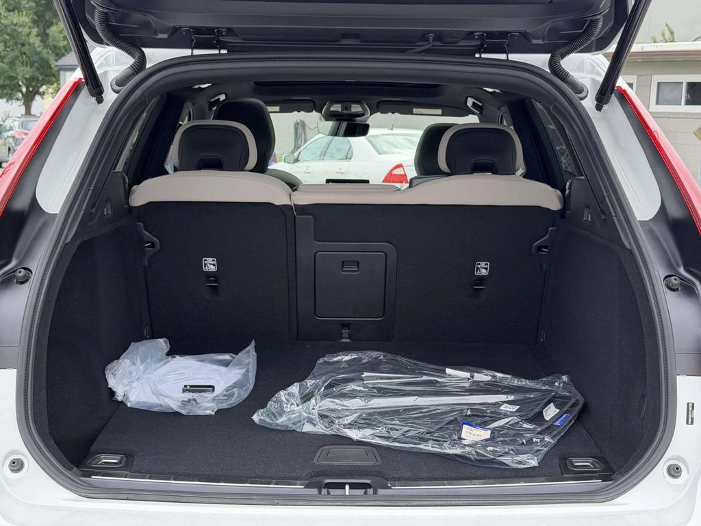 New 2026 Volvo XC60 B5 Plus w/ Climate Package AWD/4WD image 13