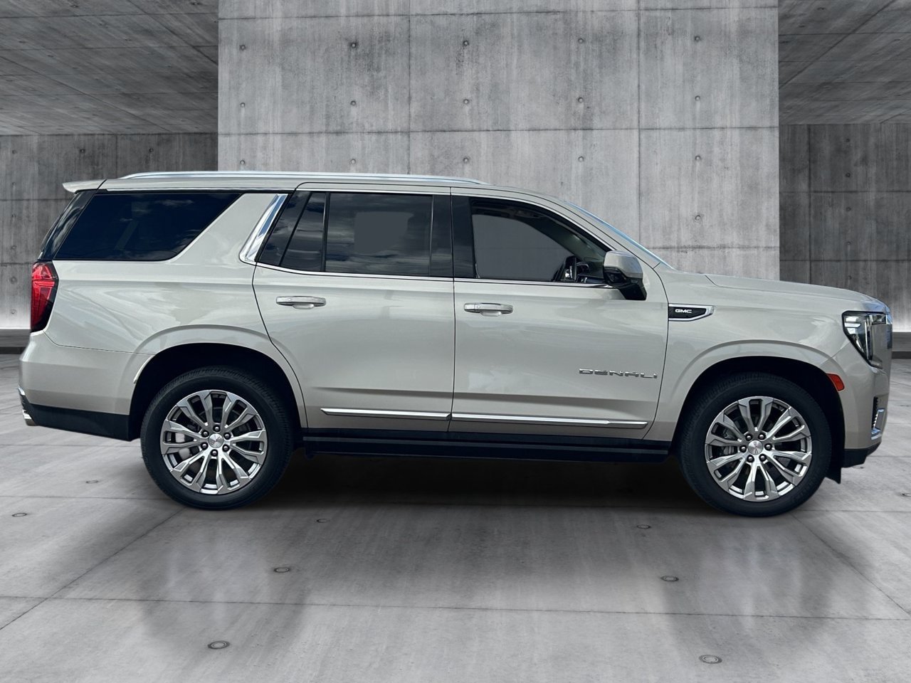 Used 2022 GMC Yukon Denali w/ Denali Premium Package AWD/4WD image 6