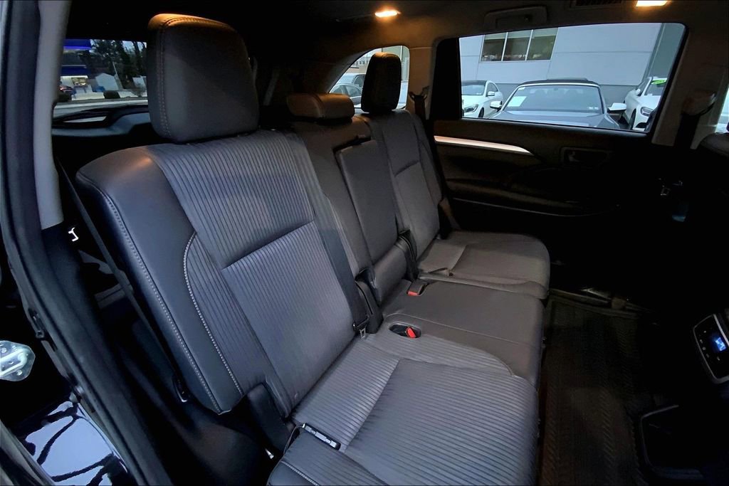 Used 2015 Toyota Highlander LE image 19