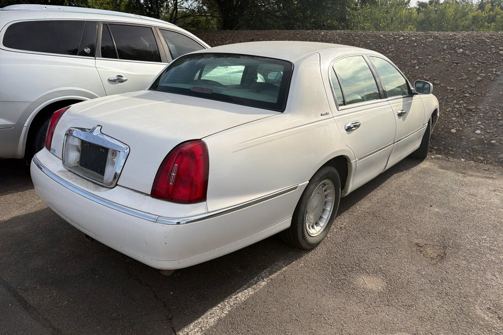 Used 2000 Lincoln Town Car Executive RWD image 3