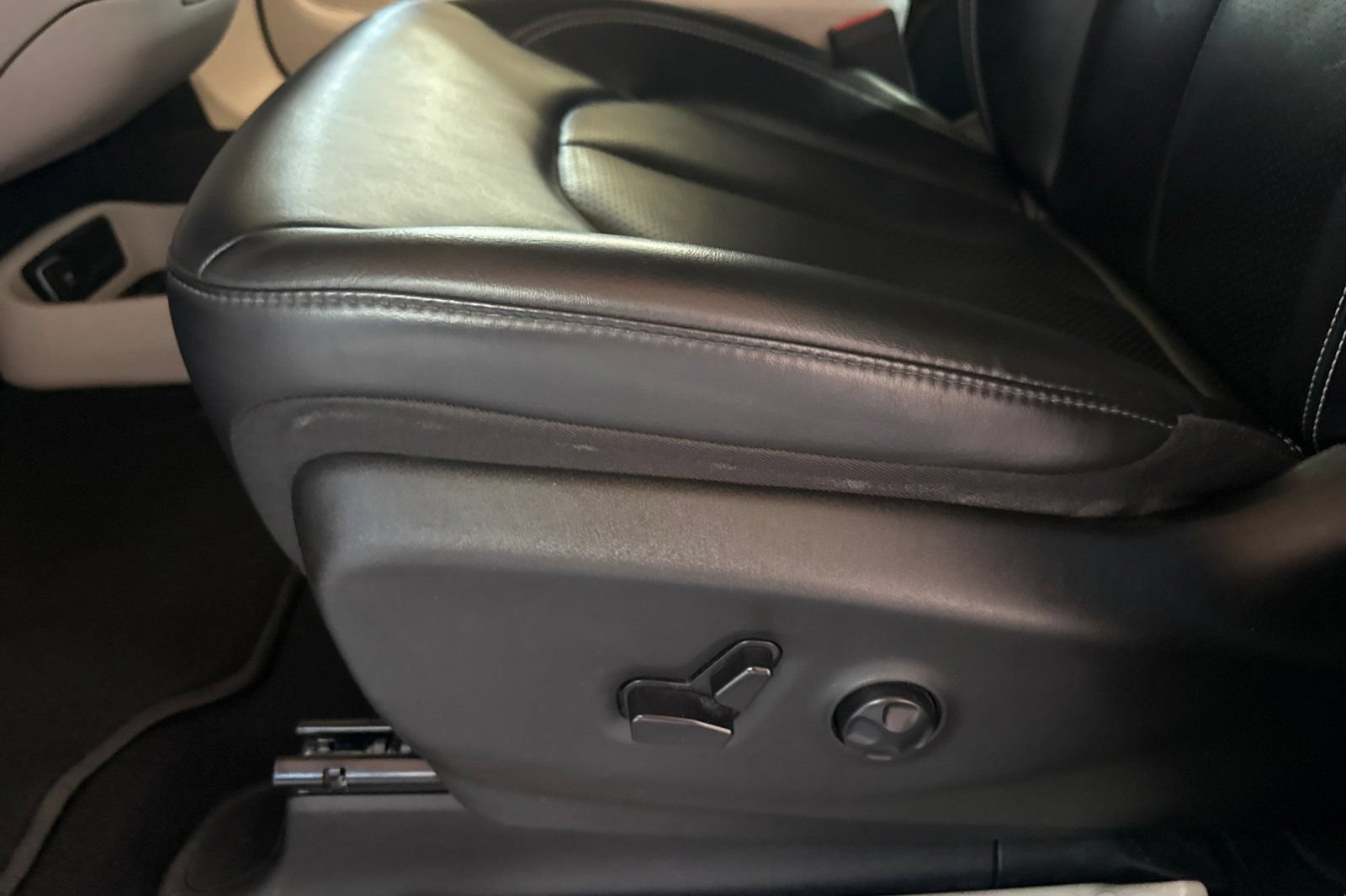 Used 2023 Chrysler Pacifica Touring-L FWD image 15