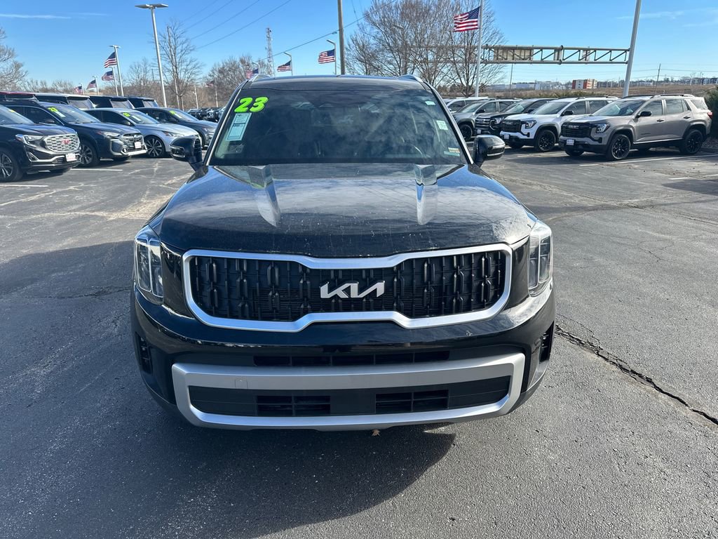 Used 2023 Kia Telluride EX w/ EX Captain's Chair Package image 3
