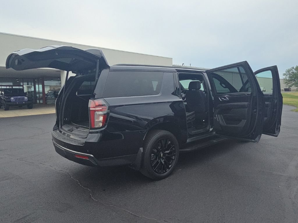 Used 2022 Chevrolet Suburban RST w/ Luxury Package AWD/4WD image 23