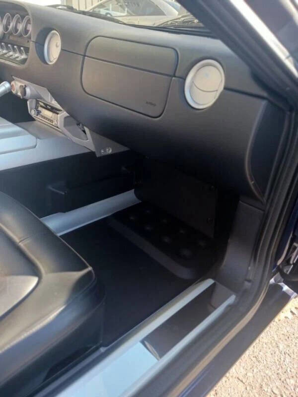 Used 2005 Ford GT RWD image 11