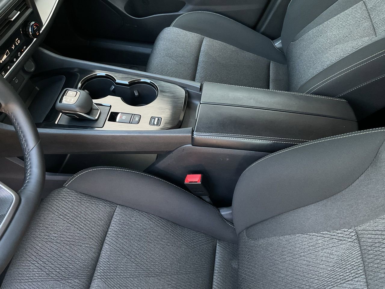 Used 2025 Nissan Rogue SV image 32