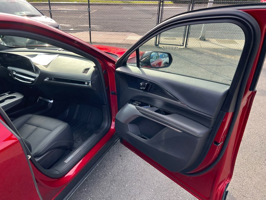 Used 2024 Cadillac Lyriq Luxury w/ LPO, Floor Liner Package image 41