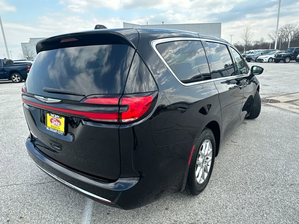 Used 2024 Chrysler Pacifica Touring-L image 3
