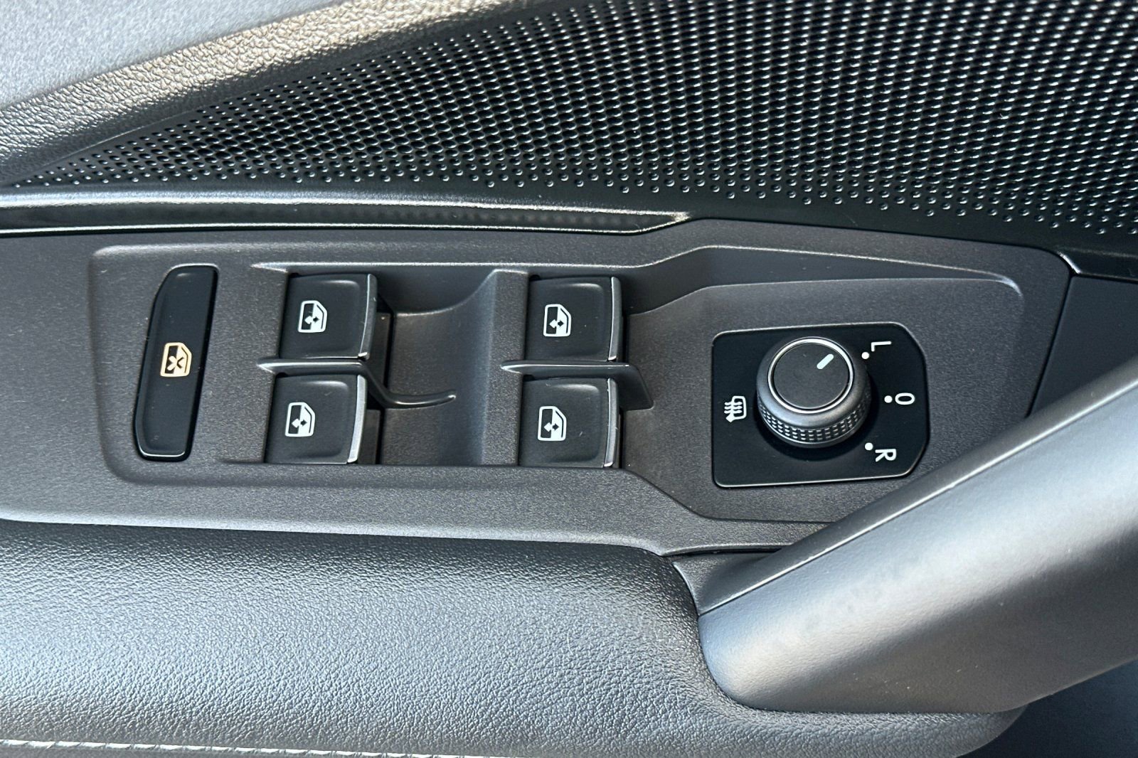 Used 2025 Volkswagen Tiguan SE FWD image 12