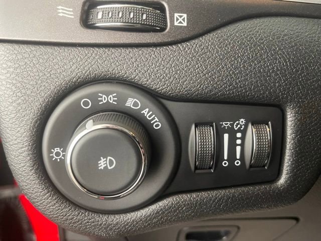 Used 2019 Jeep Cherokee Trailhawk w/ Cold Weather Group image 36