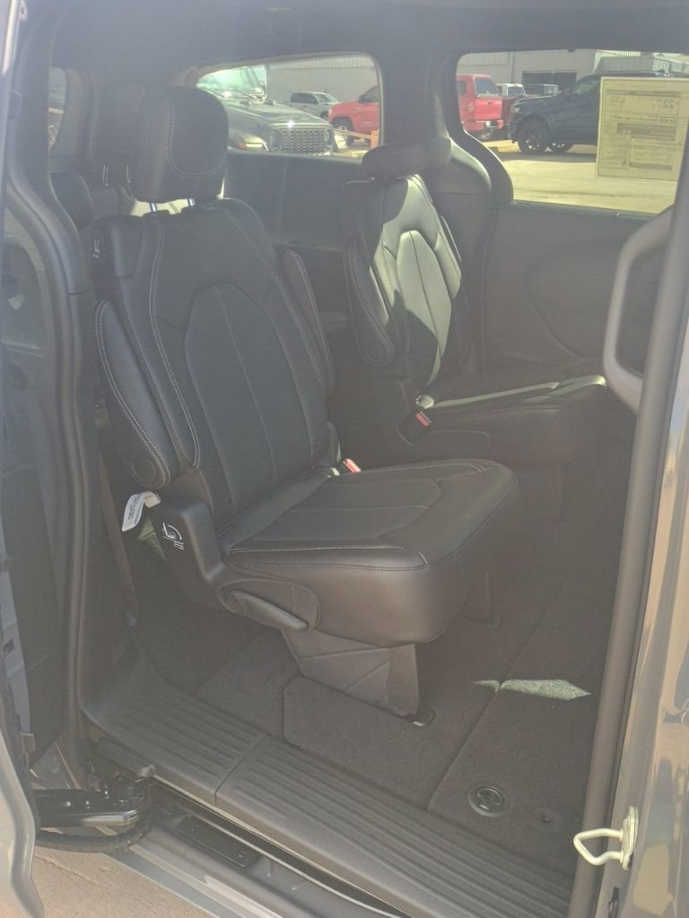 New 2025 Chrysler Pacifica Select image 22