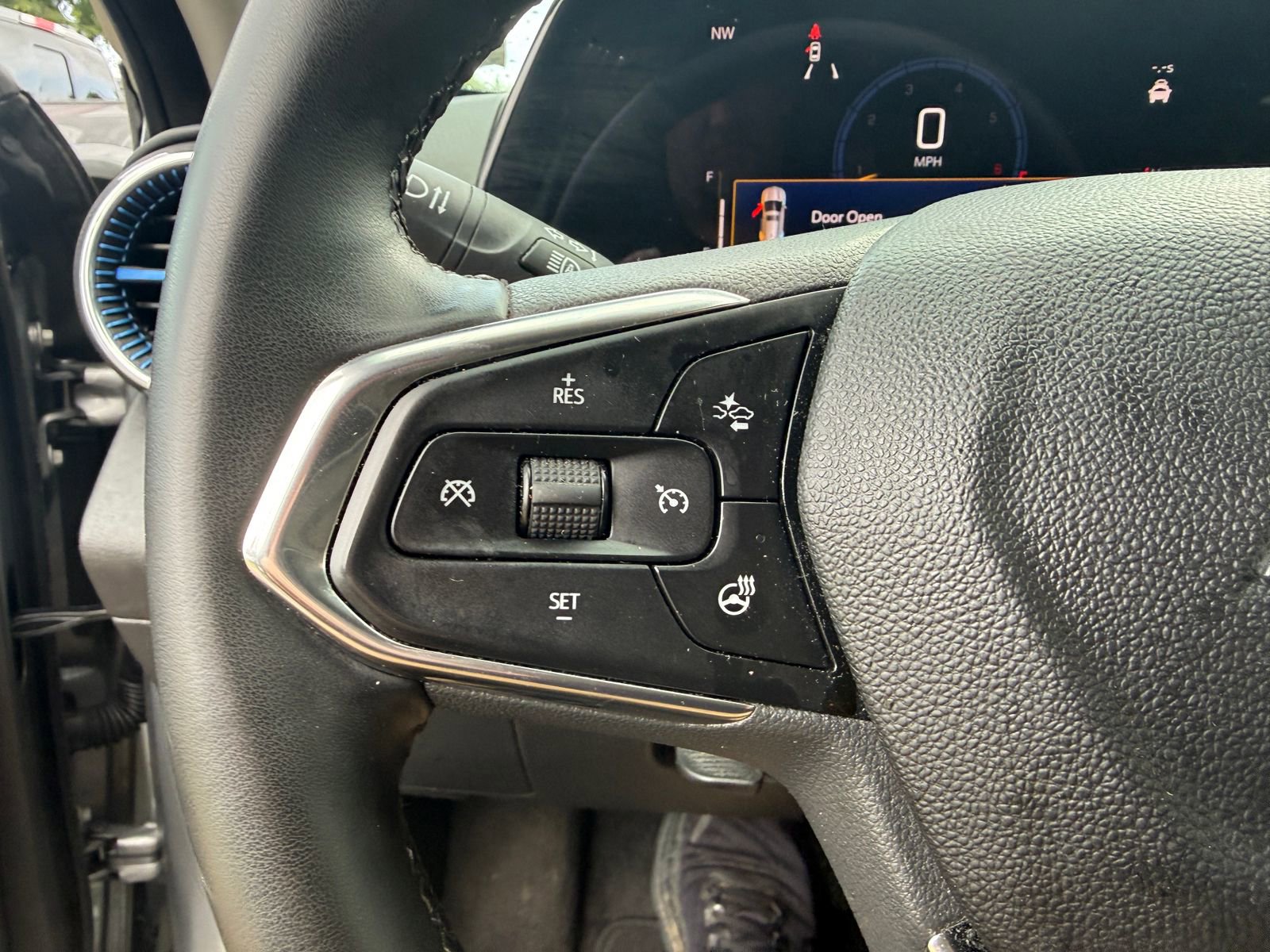 Used 2025 Chevrolet Trax LT w/ LT Convenience Package FWD image 19