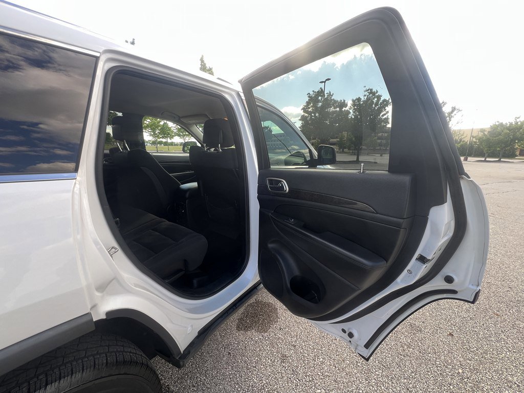 Used 2013 Jeep Grand Cherokee Laredo w/ Laredo E Group AWD/4WD image 12