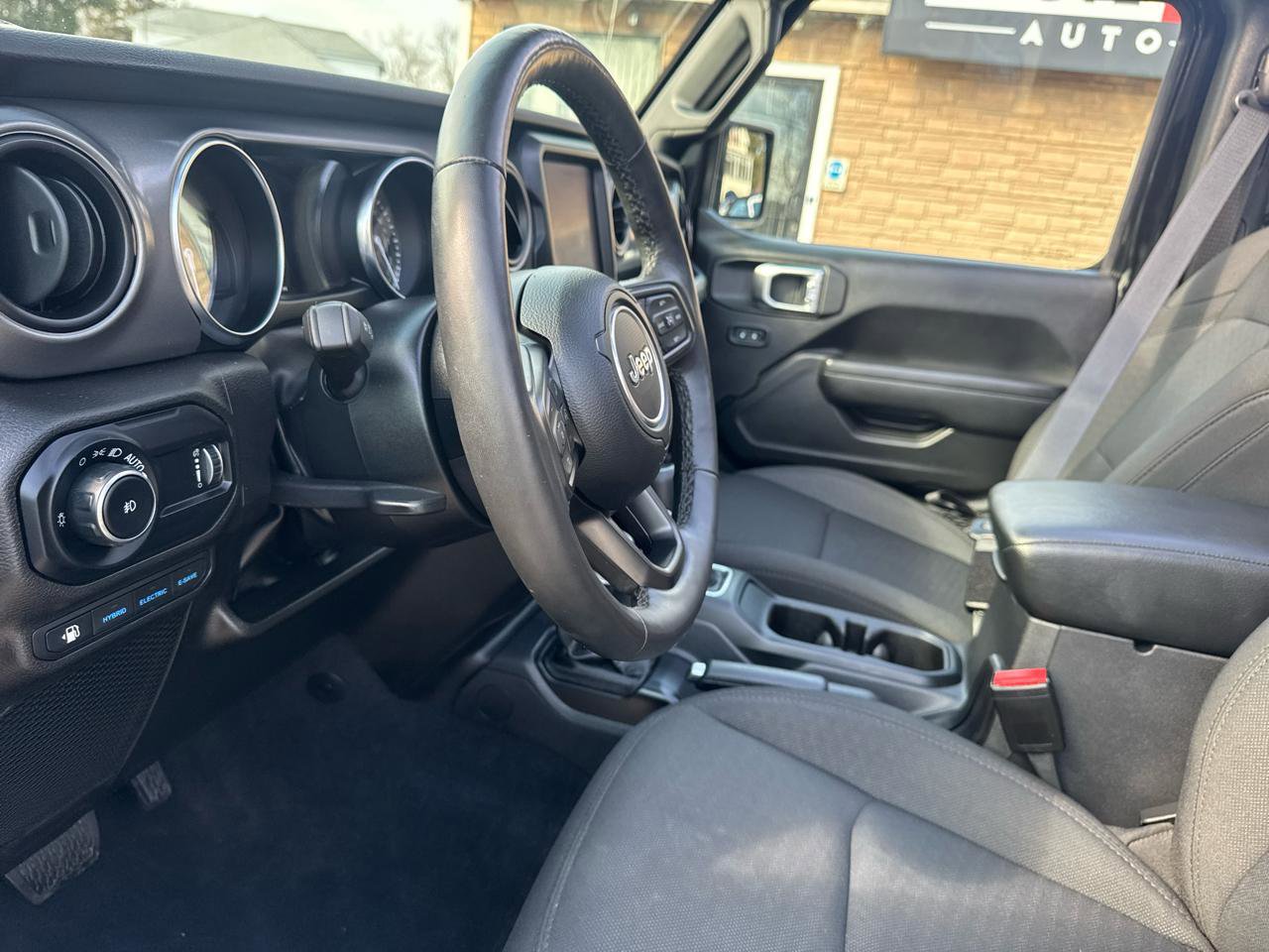 Used 2023 Jeep Wrangler Unlimited w/ Sun & Screen Package AWD/4WD image 25