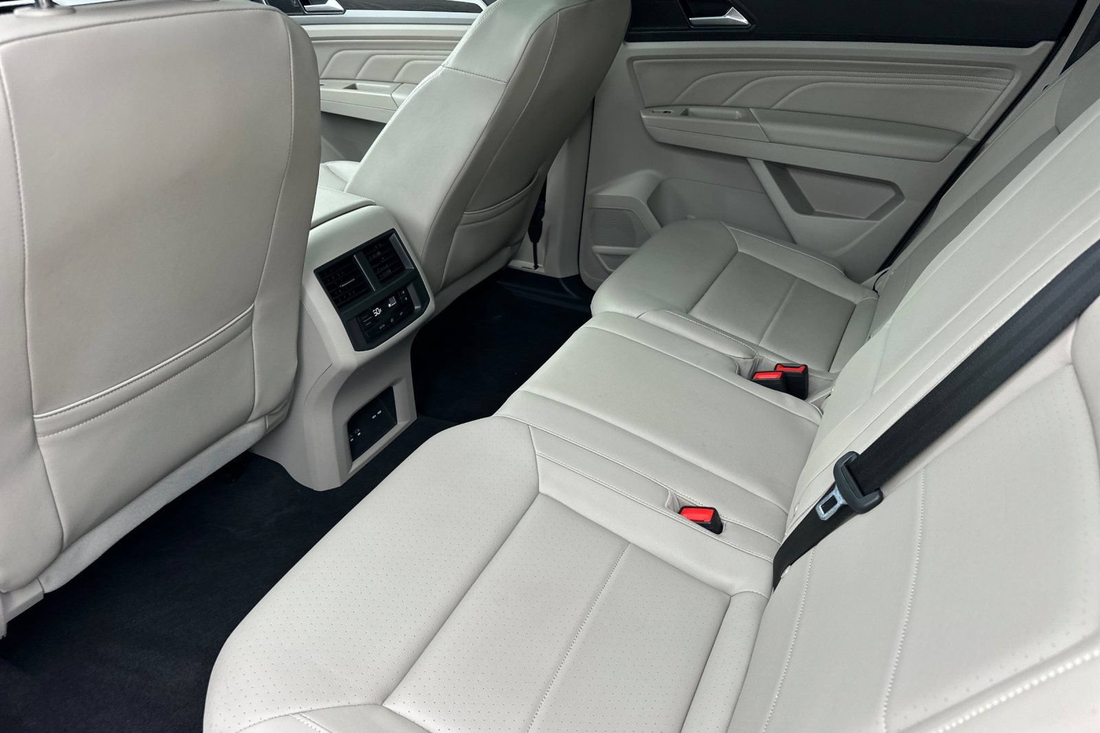 Used 2023 Volkswagen Atlas SE w/ Panoramic Sunroof Package FWD image 12